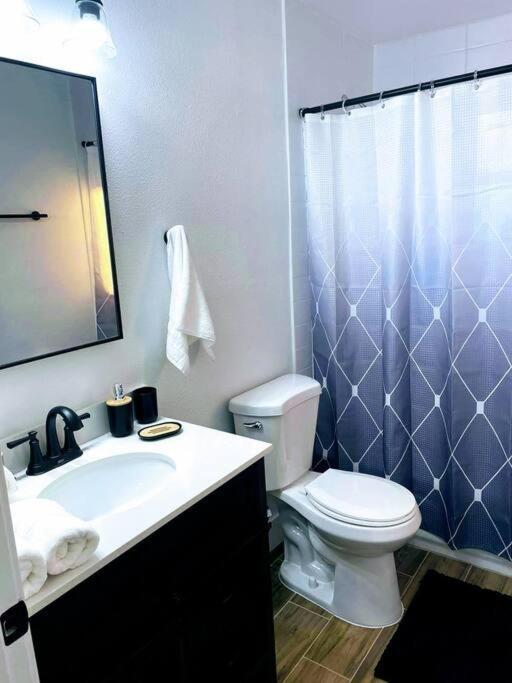 Phoenix Retreat - 2 Bedroom Home With King-Size Bed - 3 Smart Tvs - 10 Min From Airp - Unit A Eksteriør billede