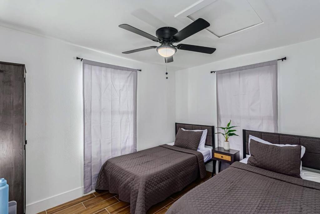 Phoenix Retreat - 2 Bedroom Home With King-Size Bed - 3 Smart Tvs - 10 Min From Airp - Unit A Eksteriør billede